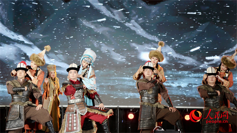 英雄史诗《玛纳斯》在新疆上演8.jpg