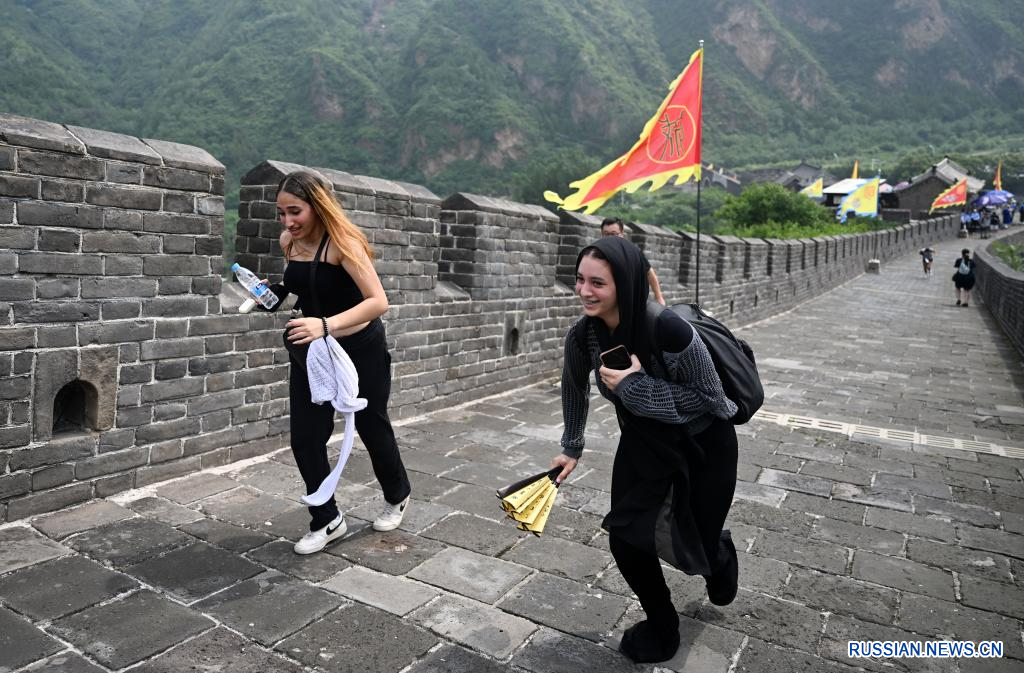 来自不同国家的儿童和青少年一起攀登中国长城2.jpg