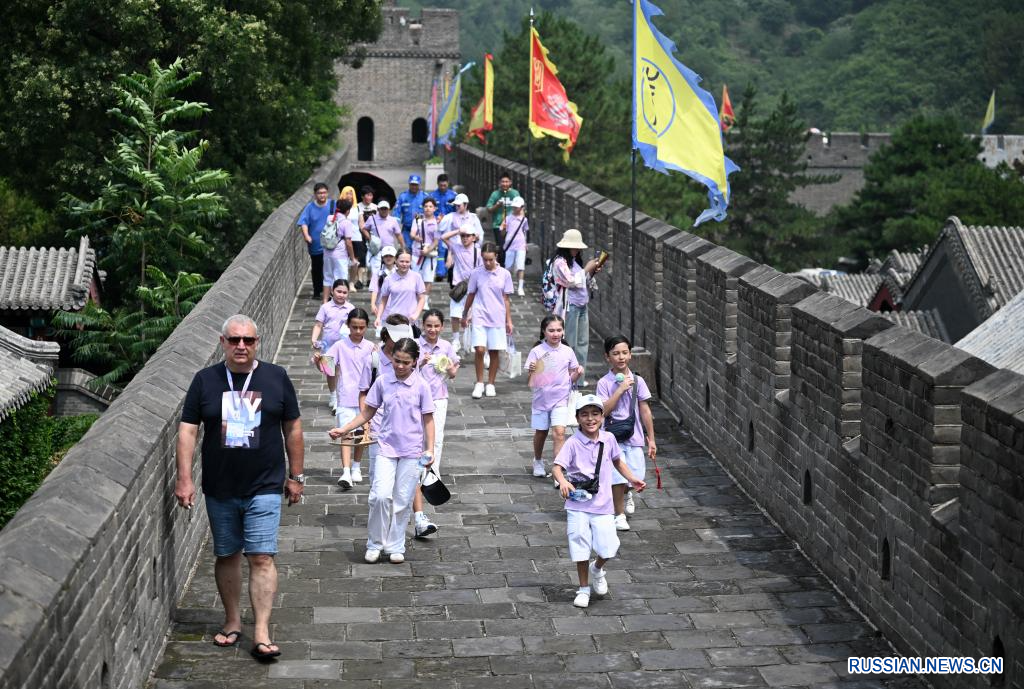 来自不同国家的儿童和青少年一起攀登中国长城1.jpg