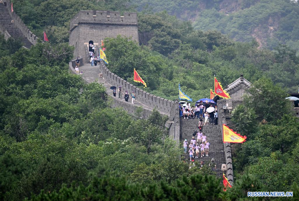 来自不同国家的儿童和青少年一起攀登中国长城4.jpg