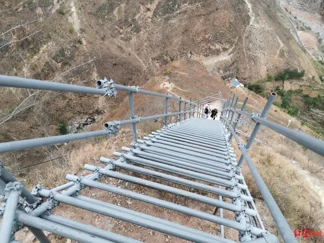 Стальная лестница в китайской 