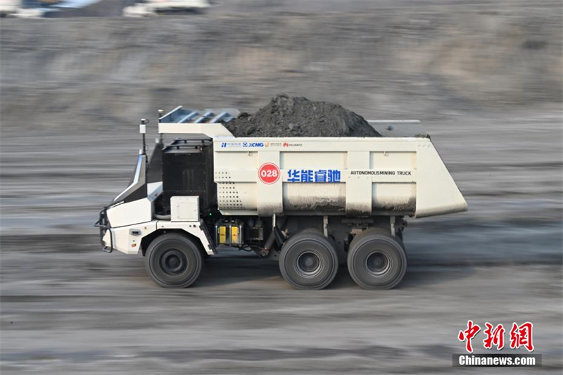 5.21全球首个由 100 辆无人驾驶电动卡车组成的采石场集群已在内蒙古投入使用3.jpg