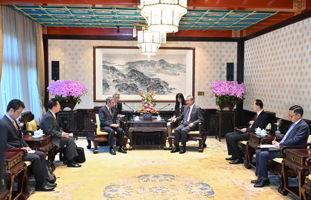 6.5王毅会见日本国际贸易促进协会会长河野洋平.jpeg
