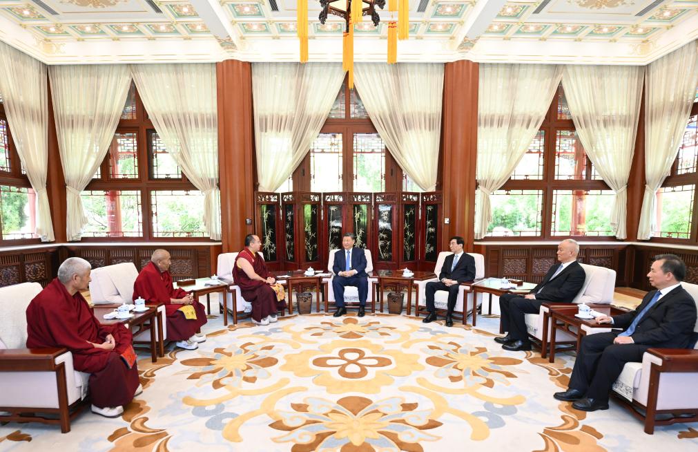 6.9习近平接受班禅额尔德尼·确吉杰布拜见1.jpeg