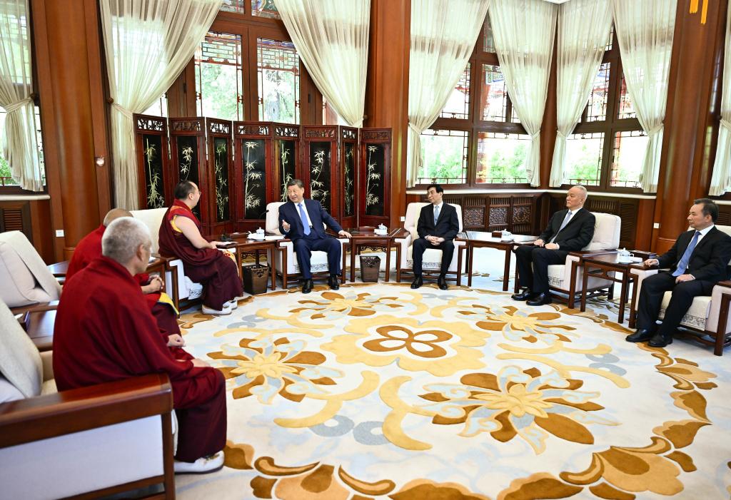 6.9习近平接受班禅额尔德尼·确吉杰布拜见3.jpeg