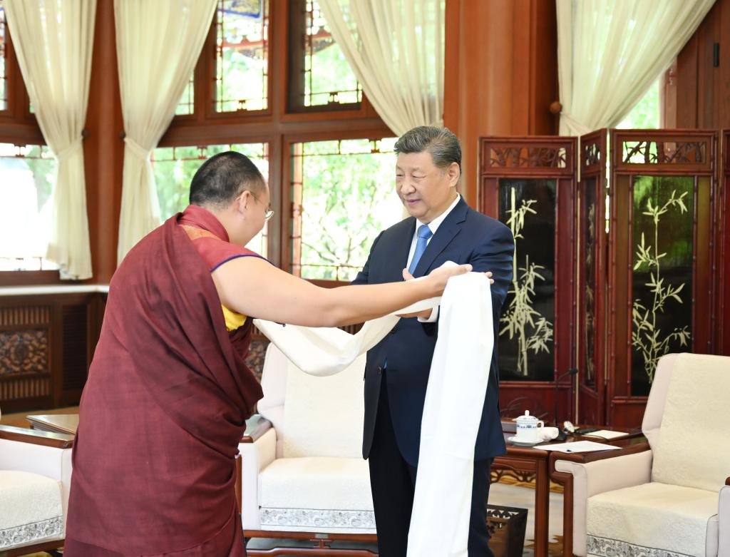 6.9习近平接受班禅额尔德尼·确吉杰布拜见2.jpeg