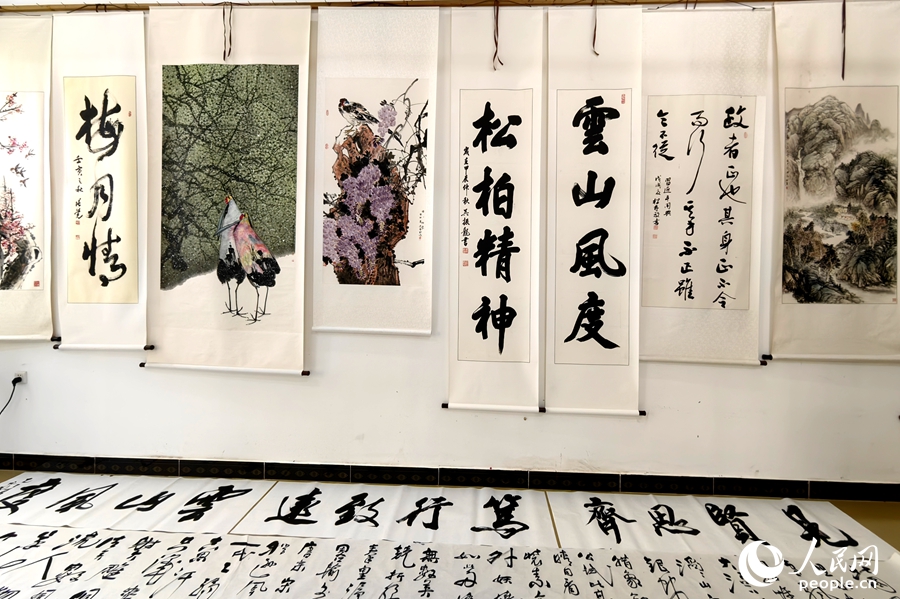 6.9这里的农民白天握锄头、夜晚执画笔5.jpg