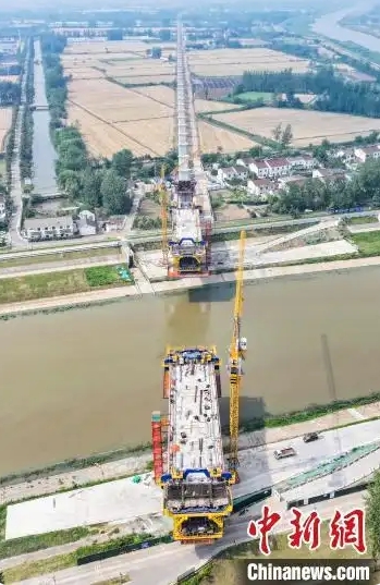 6.10中国中铁自主研发悬臂智慧造桥机成功投用5.png