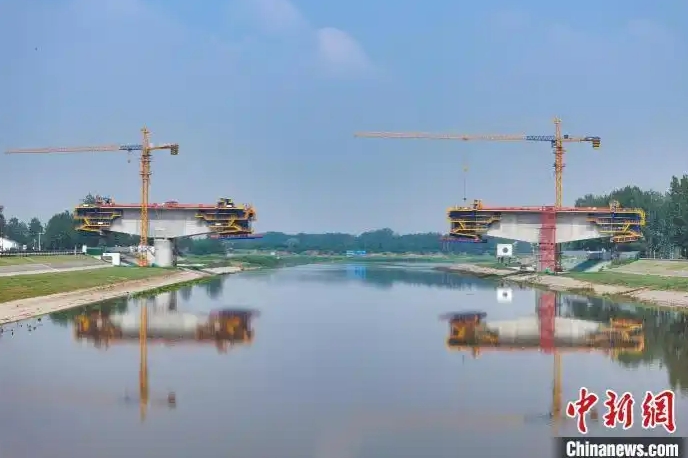 6.10中国中铁自主研发悬臂智慧造桥机成功投用1.png