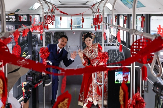 6.18年轻人为什么“爆改”婚礼.png