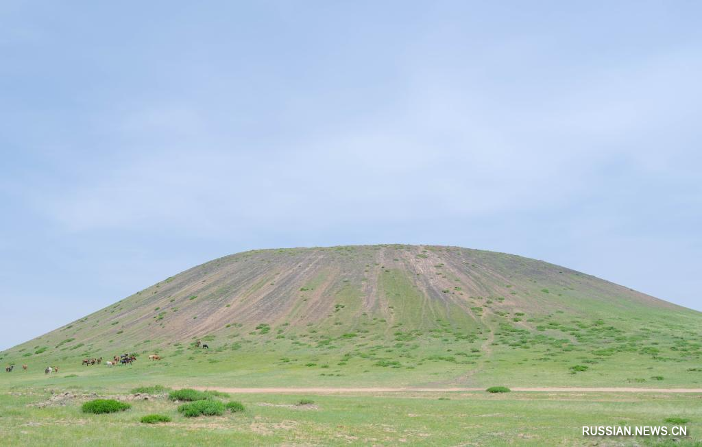 6.19内蒙古乌兰察布：夏日火山引游人1.jpg
