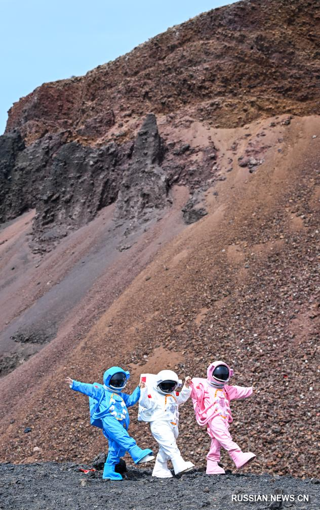 6.19内蒙古乌兰察布：夏日火山引游人2.jpg