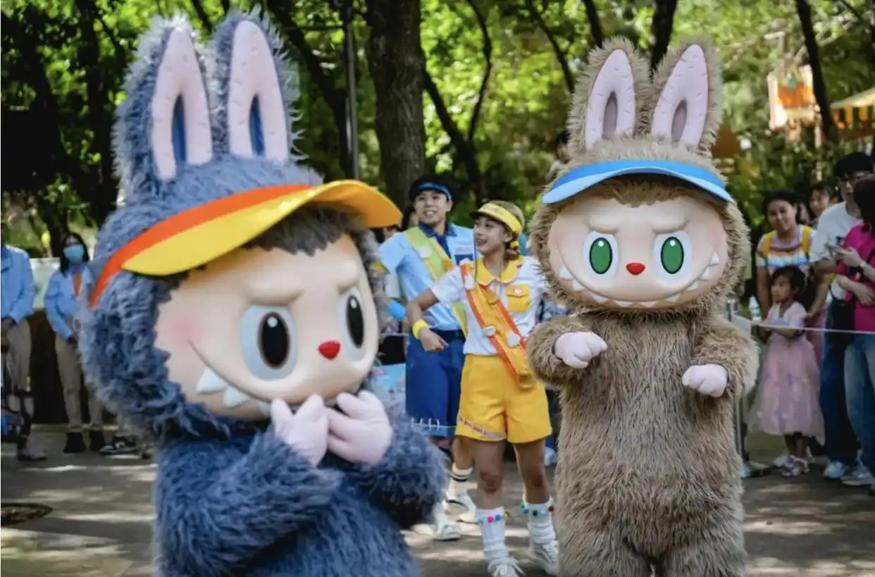 6.26“丑怪”变“怪萌”，全球年轻人为何都追LABUBU1.webp.png