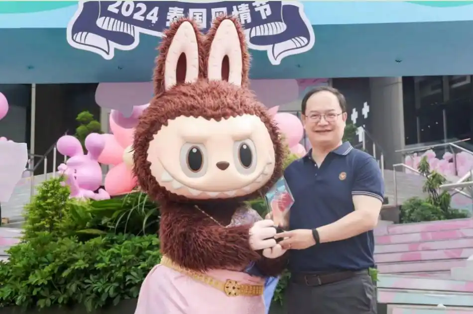 6.26“丑怪”变“怪萌”，全球年轻人为何都追LABUBU2.webp.png