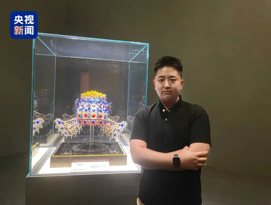 7.2零零后小伙做的琉璃凤冠在国博火了1.jpg