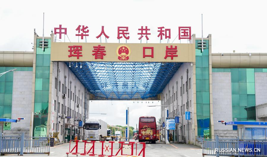 7.3珲春口岸公安入境游综合服务窗口正式启用 迎来俄罗斯自驾游客.jpg