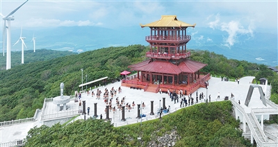 7.8大顶子山下，同绘一幅“鱼皮画”5.jpg