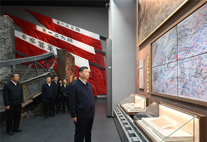 7.8习近平在山西阳泉市向抗战烈士敬献花篮并参观百团大战纪念馆2.jpg