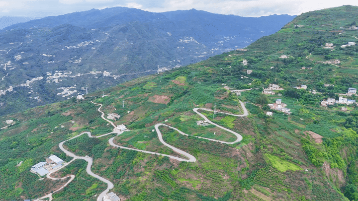 7.8云南彝良：立体交通网绘就山乡发展新图景.gif