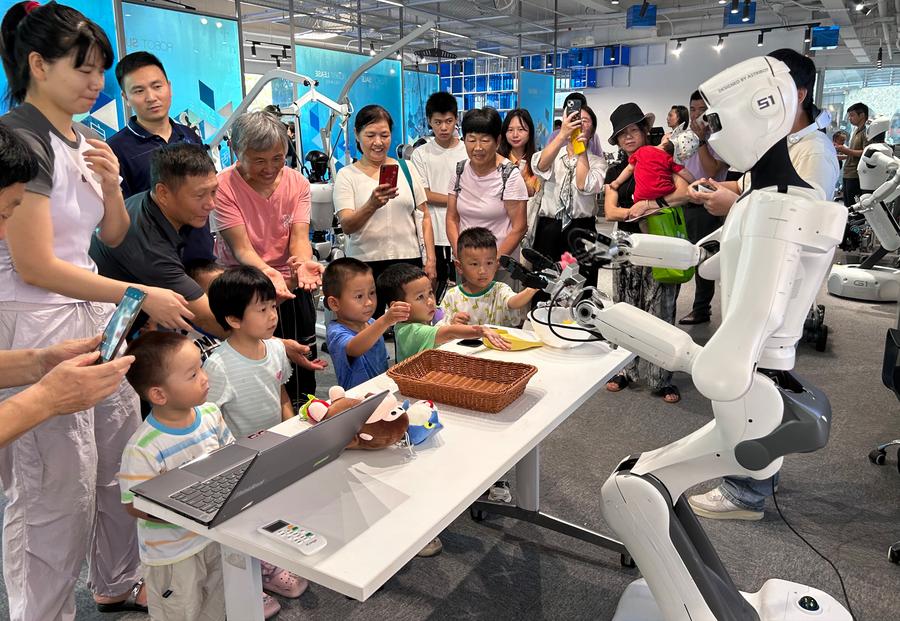 7.30全球首家机器人6S店在深圳开业 龙岗打造机器人特色街区2.jpeg