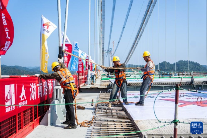 8.7湖南张官高速洞庭溪沅水特大桥主桥合龙2.jpg