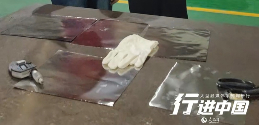 8.11行进中国丨不锈钢竟能折成“纸飞机”？.jpg