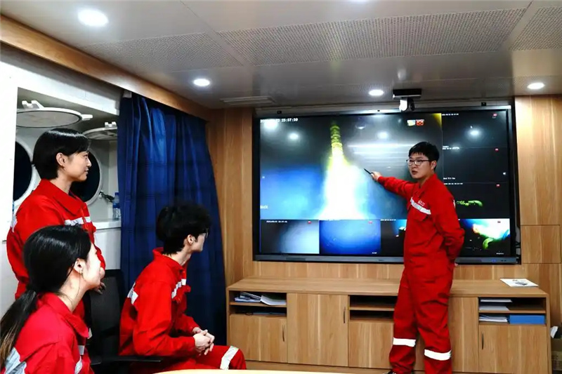 8.26我国自主研制的6000米级深海无人遥控潜水器“海琴”号在南海成功海试2.jpg