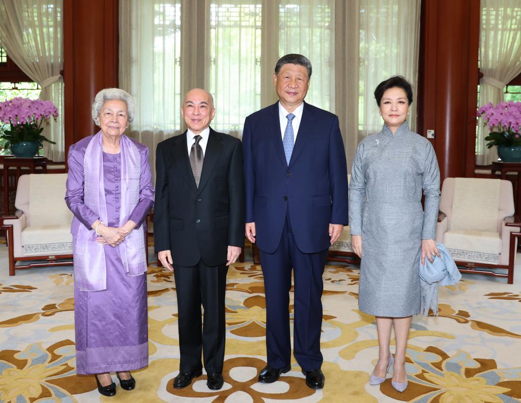 8.27习近平夫妇会见柬埔寨国王西哈莫尼和太后莫尼列.jpeg