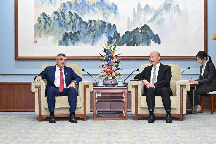 8.28刘国中会见世界气象组织主席阿尔曼杜斯.jpg