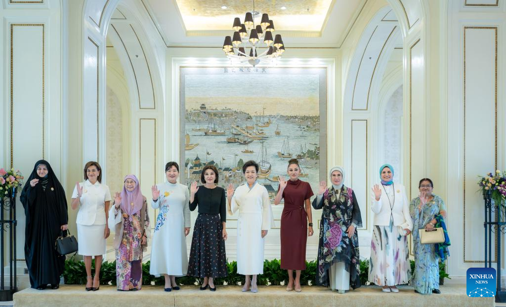 9.3彭丽媛同出席2025年上海合作组织峰会外方领导人夫人游览天津海河1.jpeg
