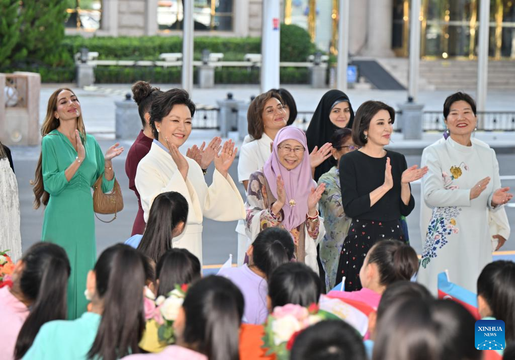 9.3彭丽媛同出席2025年上海合作组织峰会外方领导人夫人游览天津海河2.jpeg
