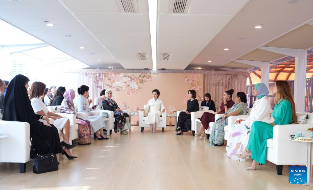 9.3彭丽媛同出席2025年上海合作组织峰会外方领导人夫人游览天津海河3.jpeg