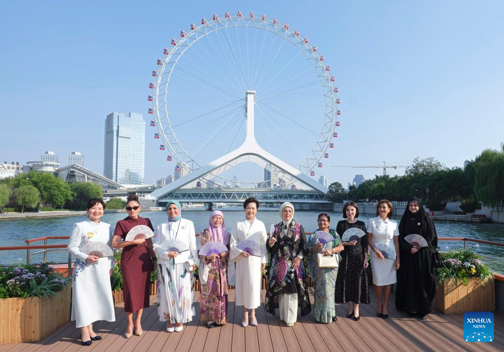 9.3彭丽媛同出席2025年上海合作组织峰会外方领导人夫人游览天津海河4.jpeg