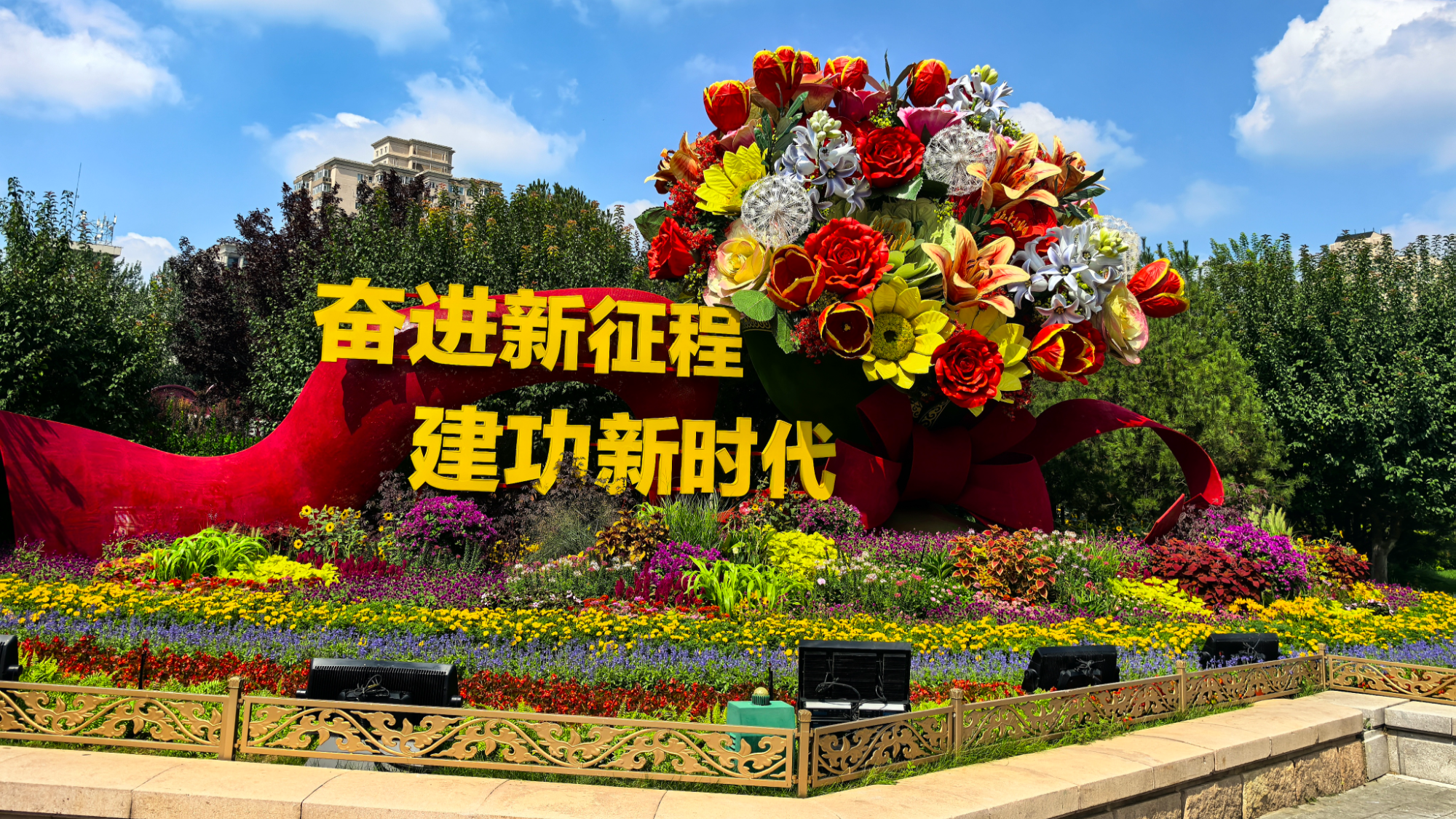 9.4缅怀先烈：北京主干道鲜花簇拥10.jpg