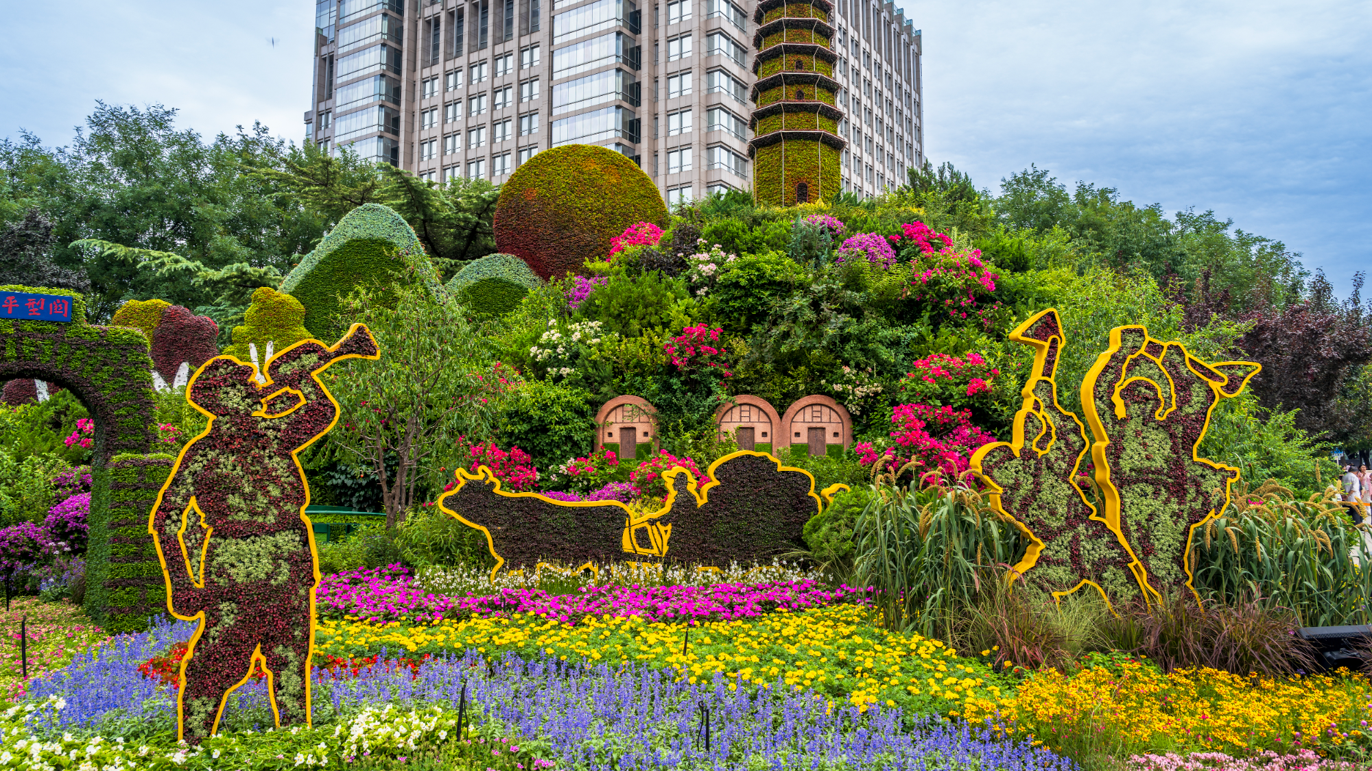 9.4缅怀先烈：北京主干道鲜花簇拥3.jpg
