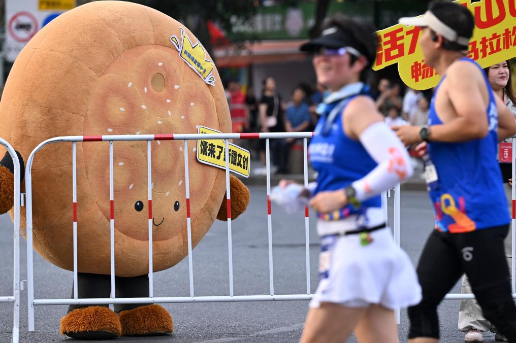 9.5追光丨天山下，万名跑者感受丝路新“脉动”5.jpg