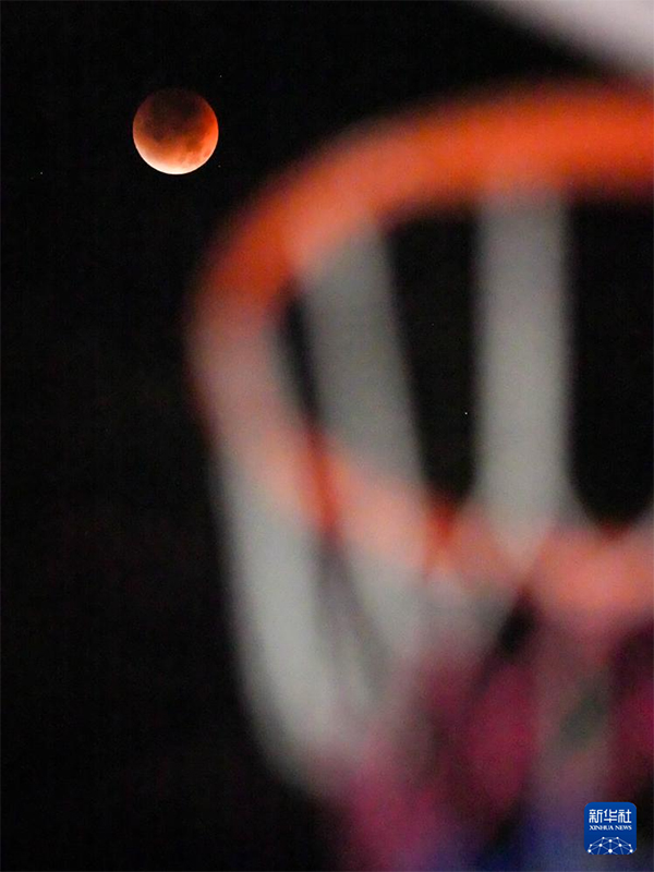 9.9当月亮染上绯红 50秒回顾“红月亮”奇观惊艳夜空8.jpg