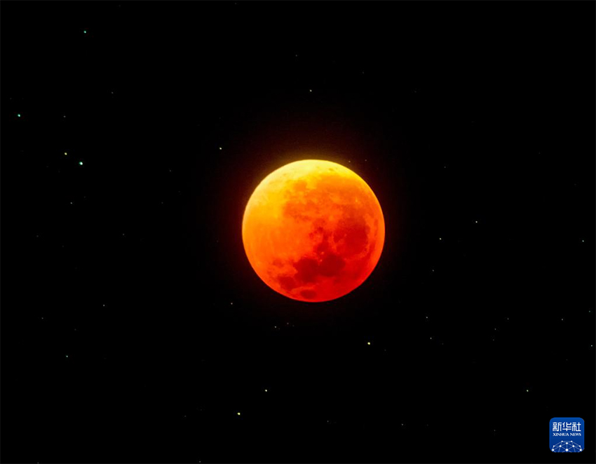 9.9当月亮染上绯红 50秒回顾“红月亮”奇观惊艳夜空5.jpg