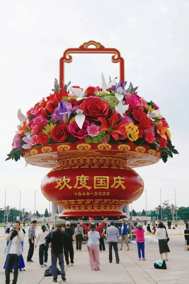 9.23亮相！天安门广场“祝福祖国”花篮吊装完成1.jpg