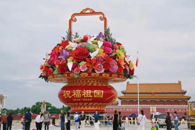 9.23亮相！天安门广场“祝福祖国”花篮吊装完成4.jpg