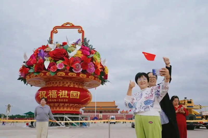 9.23亮相！天安门广场“祝福祖国”花篮吊装完成3.jpg