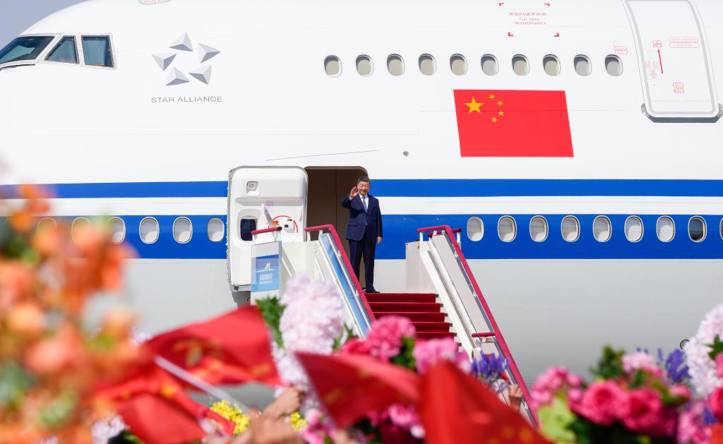 9.24习近平率中央代表团抵达乌鲁木齐出席新疆维吾尔自治区成立70周年庆祝活动2.jpeg