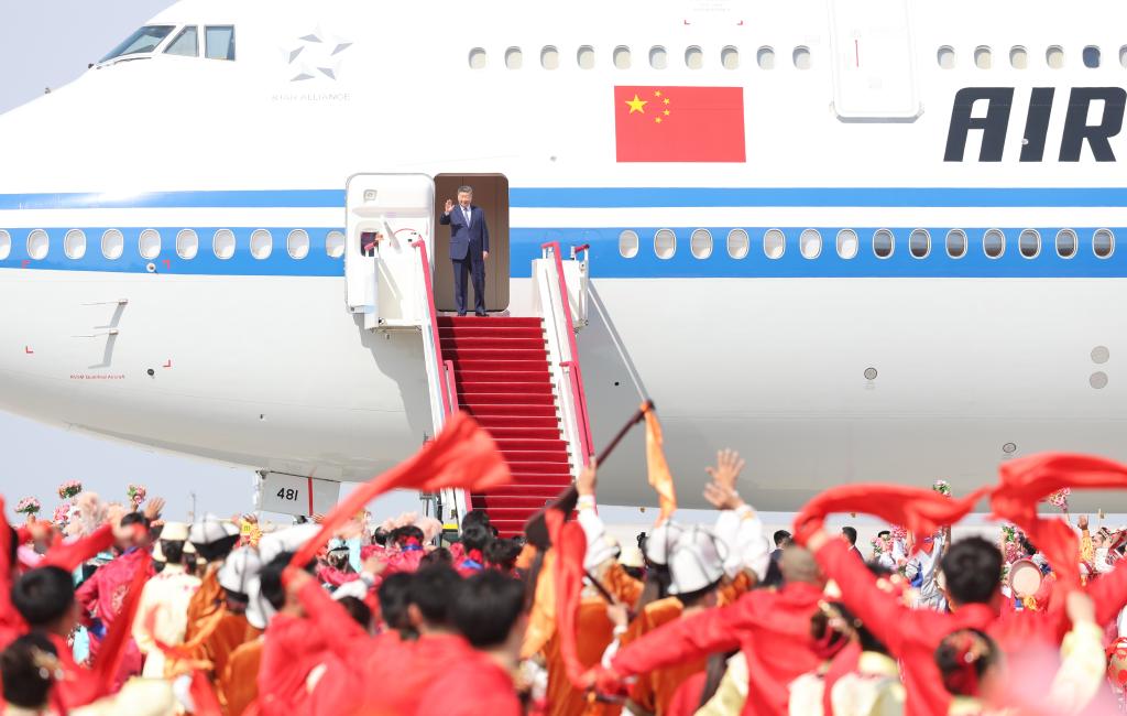 9.24习近平率中央代表团抵达乌鲁木齐出席新疆维吾尔自治区成立70周年庆祝活动3.jpeg