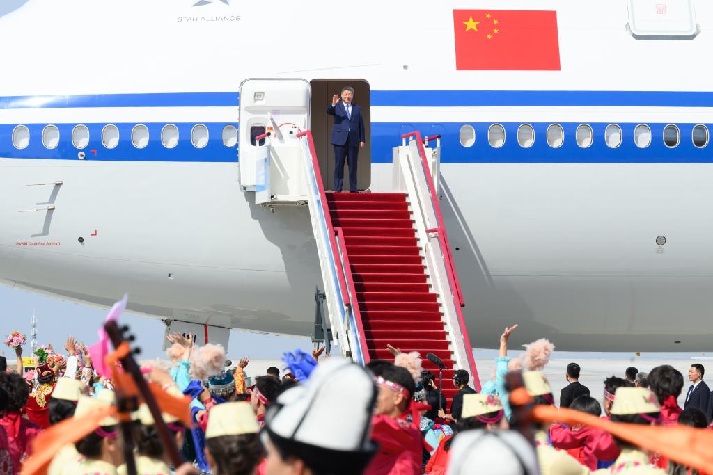 9.24习近平率中央代表团抵达乌鲁木齐出席新疆维吾尔自治区成立70周年庆祝活动4.jpeg
