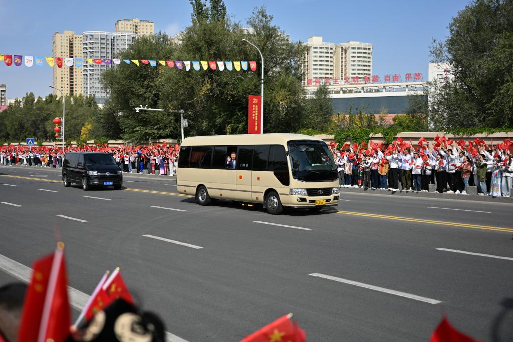 9.24习近平率中央代表团抵达乌鲁木齐出席新疆维吾尔自治区成立70周年庆祝活动8.jpeg