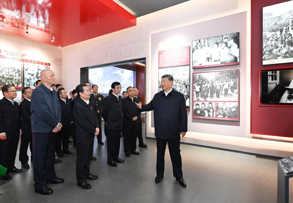 9.25习近平参观新疆维吾尔自治区成立70周年主题成就展1.jpeg
