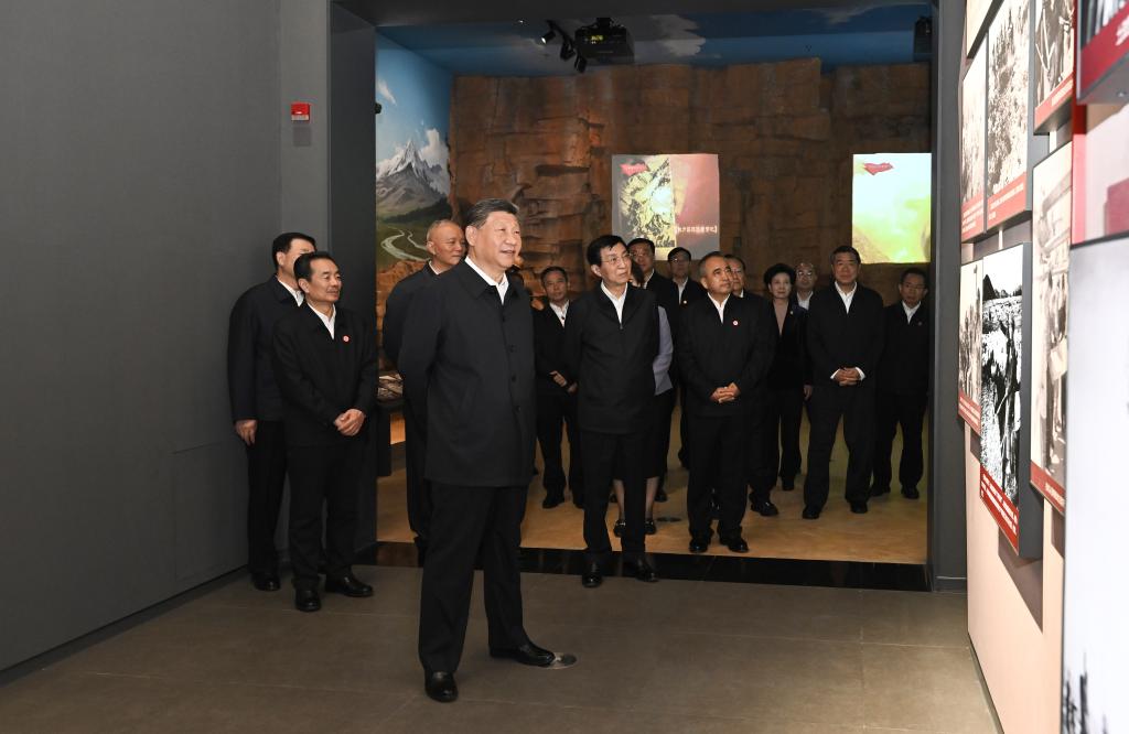 9.25习近平参观新疆维吾尔自治区成立70周年主题成就展2.jpeg