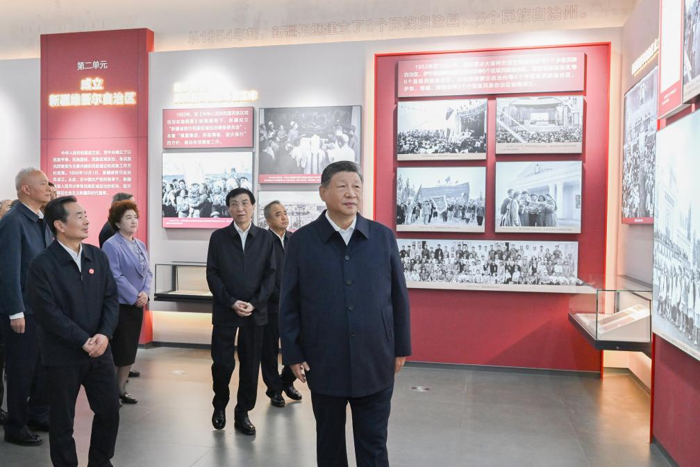 9.25习近平参观新疆维吾尔自治区成立70周年主题成就展4.jpeg