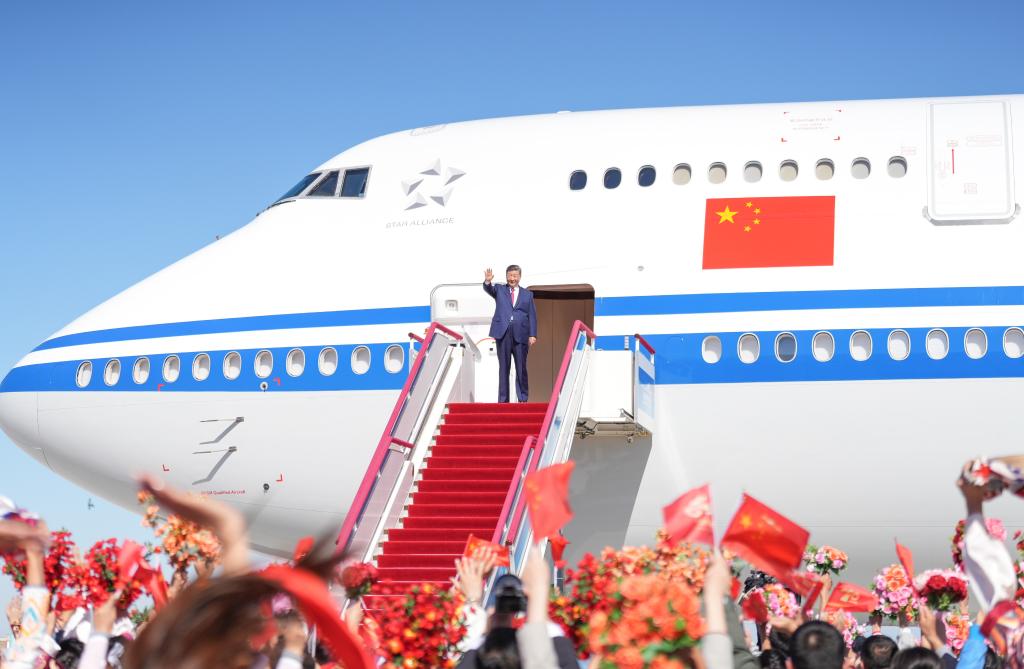 9.26习近平在出席新疆维吾尔自治区成立70周年庆祝活动后返回北京4.jpeg