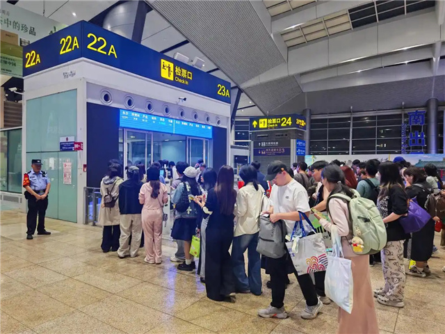 9.26北京铁路首次开行“歌迷专列” 护航歌迷旅客返程3.jpg
